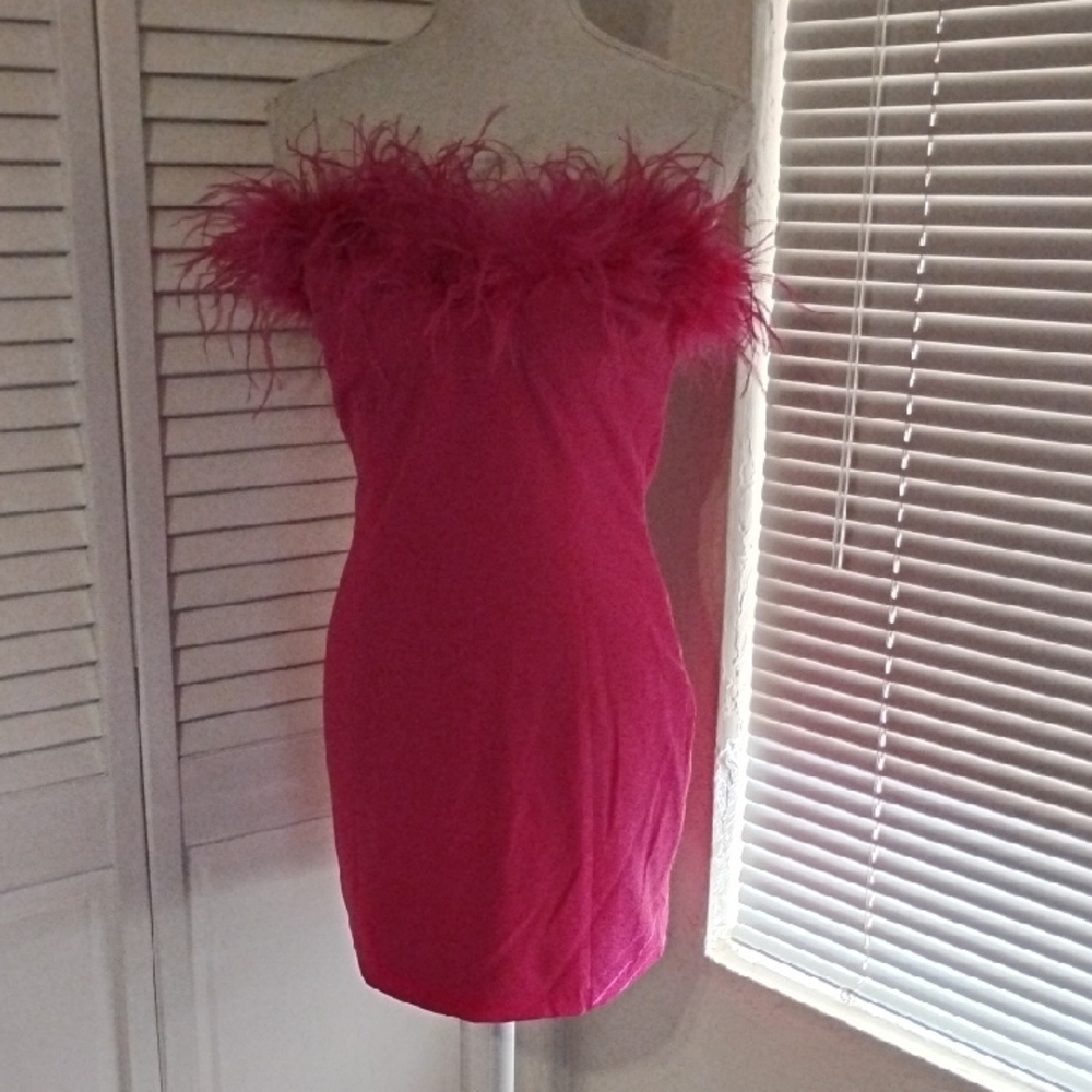 Chic Feather-Trim Mini Dress in Vibrant Pink - Picture 3 of 7